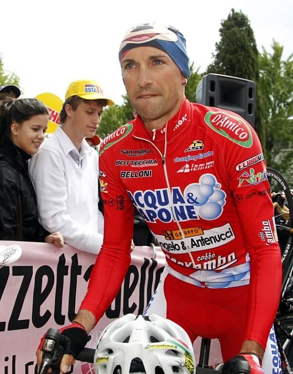 Stefano Garzelli (Acqua&amp;Sapone - D'Angelo&amp;Antenucci) was ready for the first stage with a mountaintop finish in the 2010 Giro d'Italia.