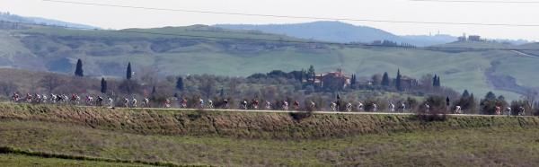 The peloton lines out on the Strade Bianche in Tuscany