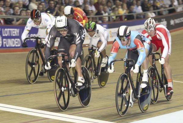 Eddie Dawkins (NZL) and Jason Niblett (Jayco) lead with three laps to go but Hoy is already on his way round.