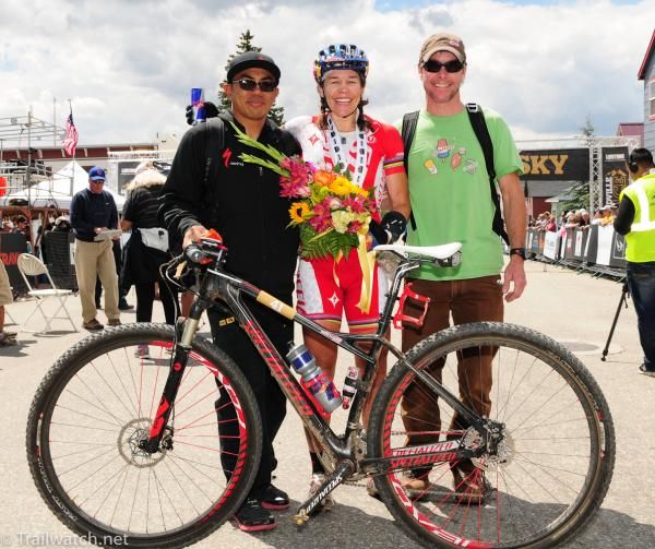 Rebecca Rusch (Specialized) with her support team