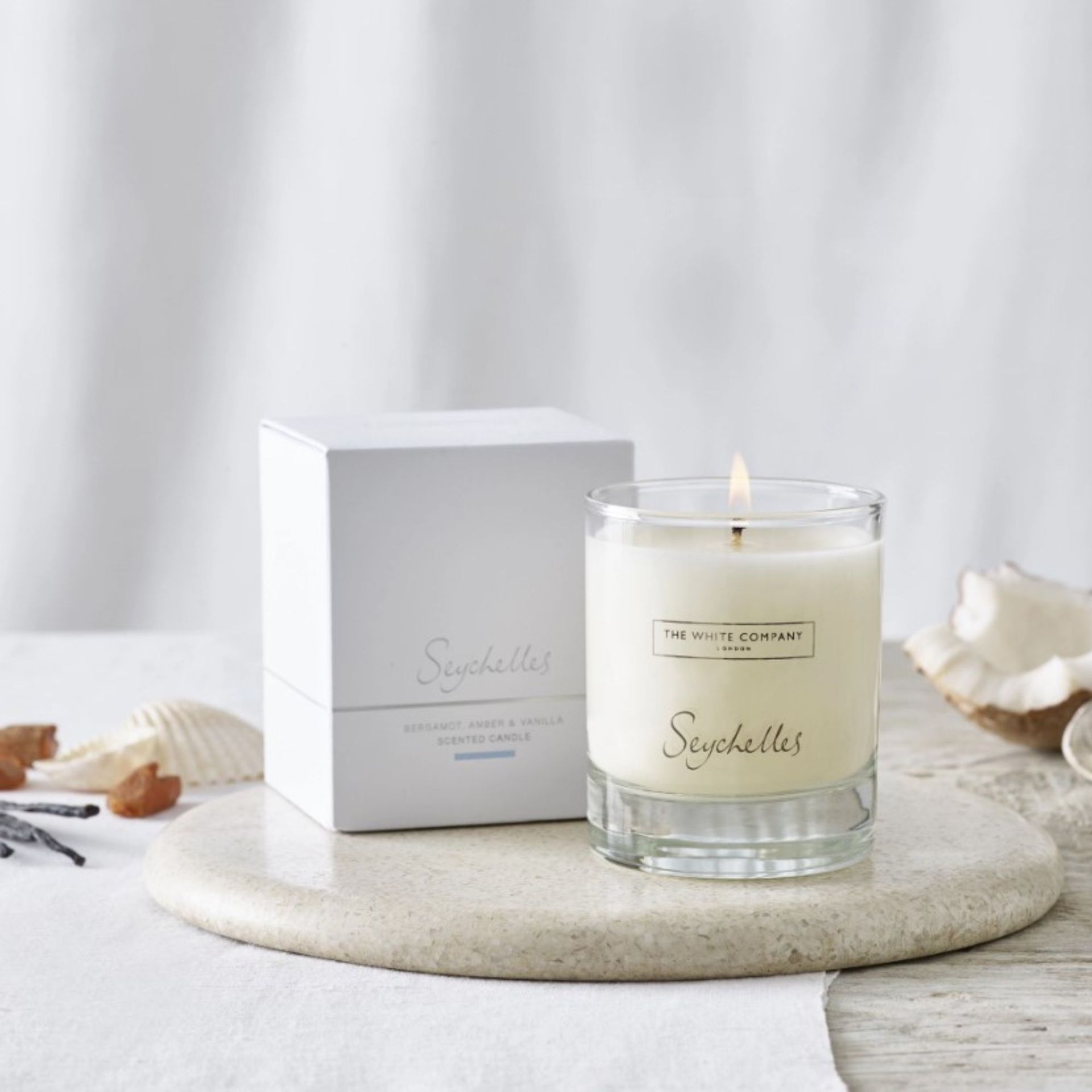 Lilin White Company Seychelles dengan latar belakang putih