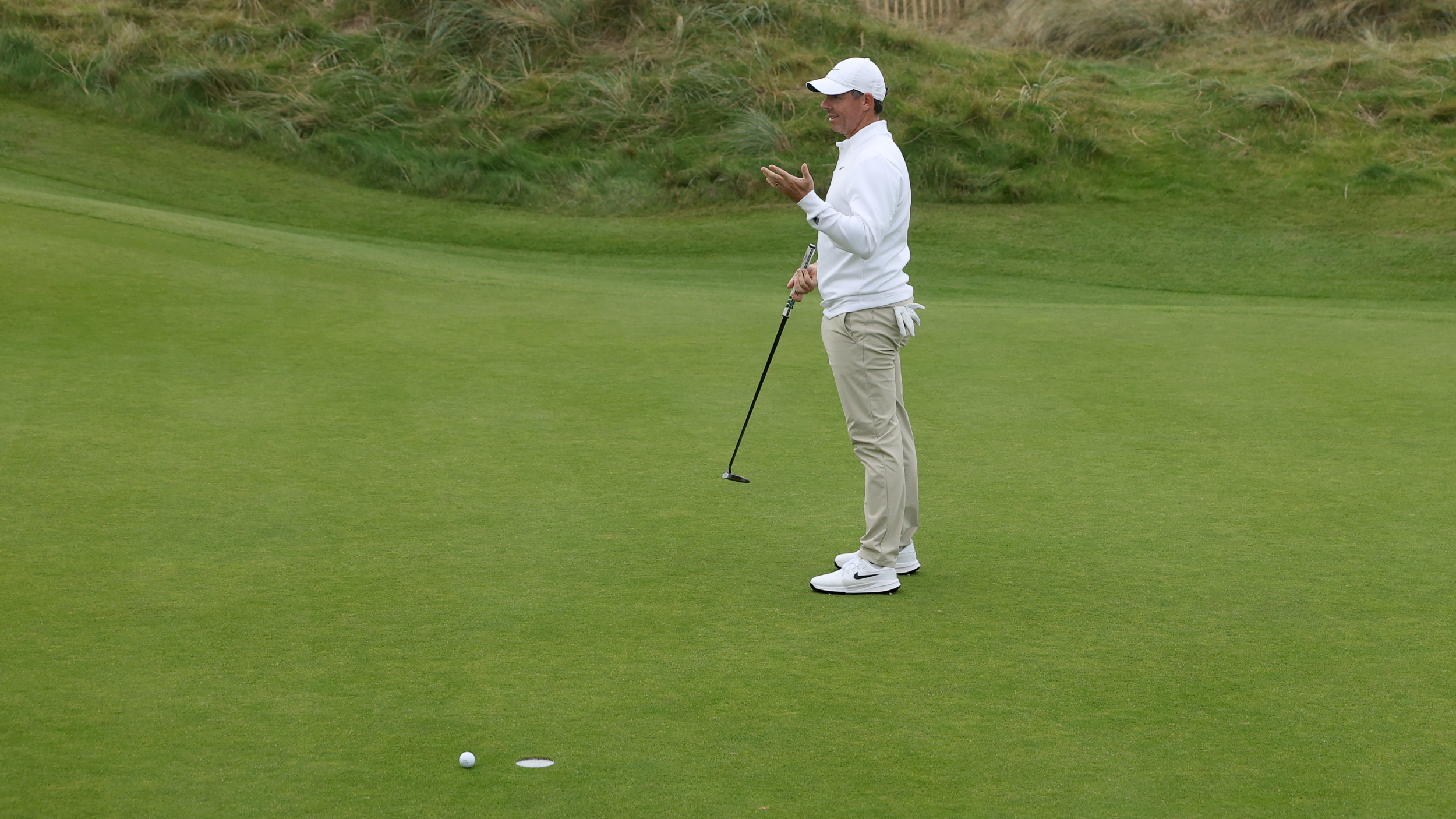 Rory McIlroy reacts to a missed putt