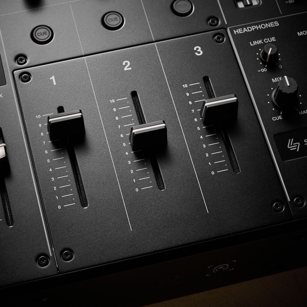 AlphaTheta DJM-V5