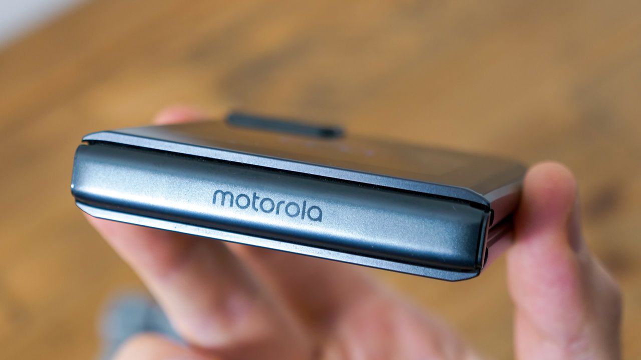 A photo of the Motorola RAZR (2022)
