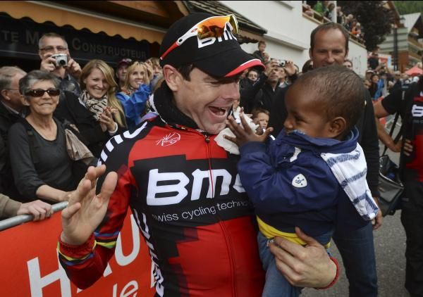 Cadel Evans celebrates his podium in the Crit&eacute;rium du Dauphin&eacute; with his son Robel