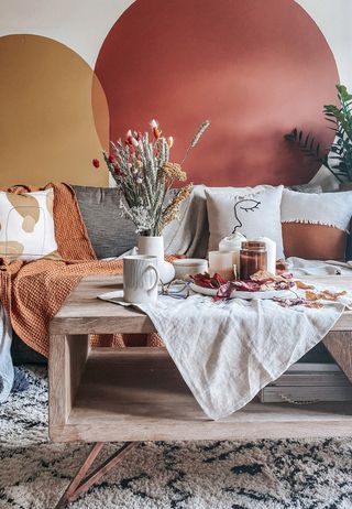 living room with palette coffee table, linen table cloth and coffee table