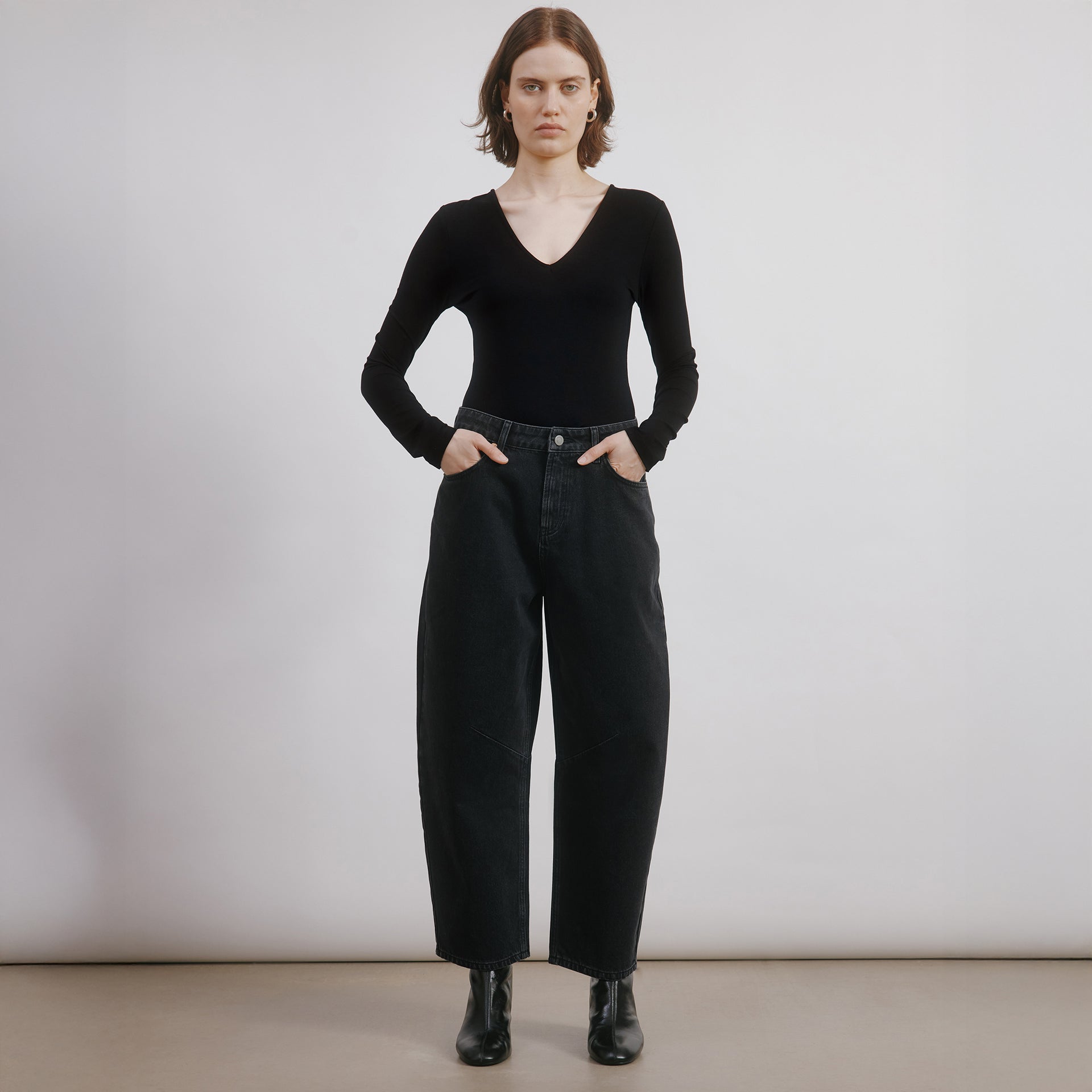 Black Mid-Rise Barrel Jean - 8