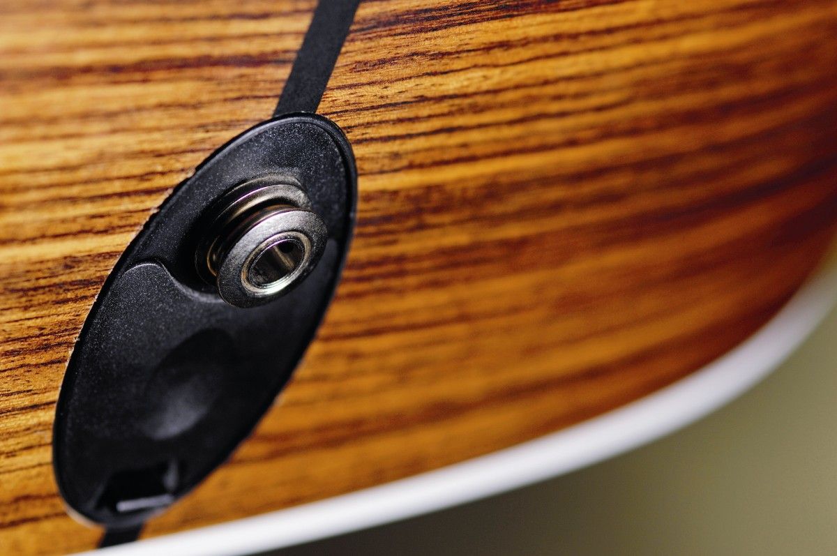 The preamp&acute;s battery holder is cleverly incorporated into the endpin housing