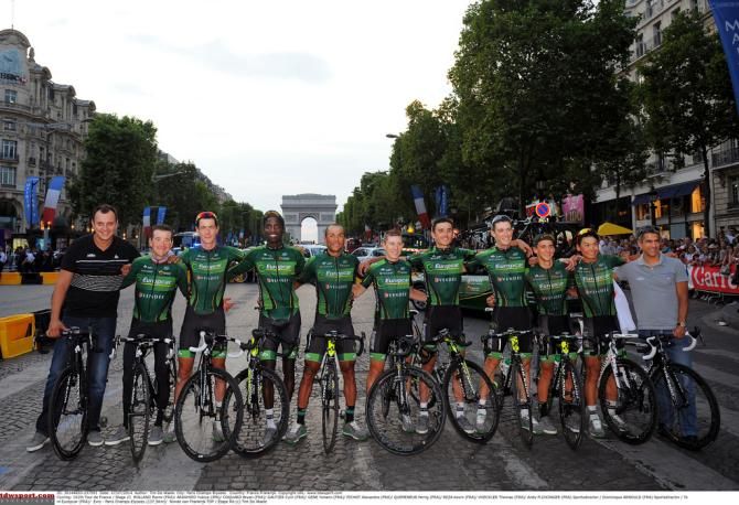 Europcar celebrate its Tour with a team picture on the Champs-&Eacute;lys&eacute;es