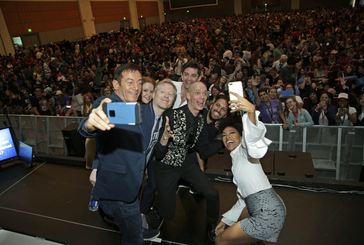 The cast of &quot;Star Trek: Discovery&quot; snaps a selfie with the crowd at the show&#039;s Comic-Con 2017 panel on July 22, 2017 in San Diego, California.