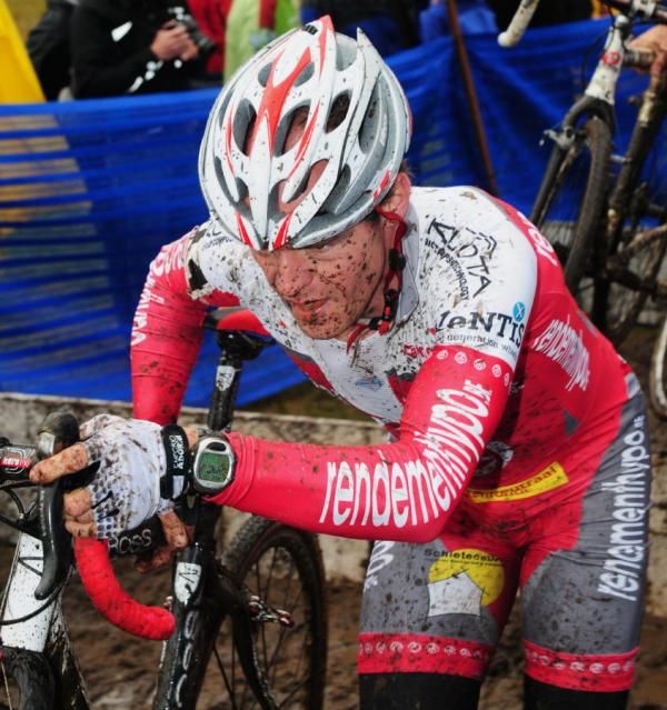 Tim Van Nuffel (Rendementhypo Cycling) running the barriers