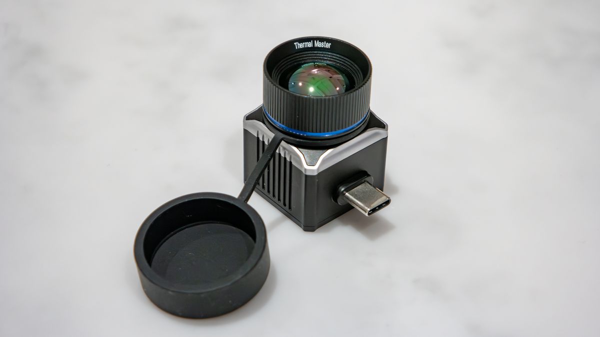 Thermal Master T2 Max connected to Motorola Razr Fold.