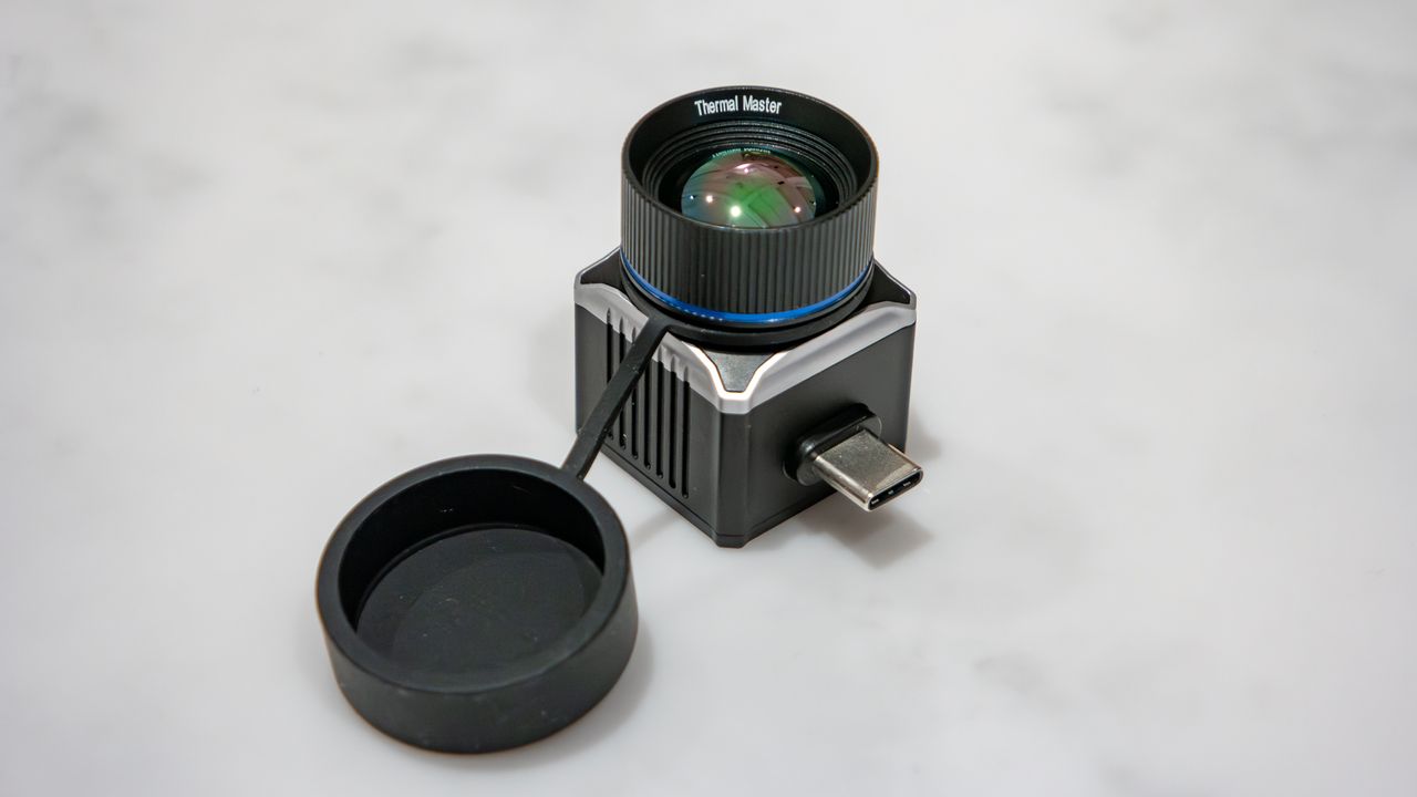 Thermal Master T2 Max connected to Motorola Razr Fold.