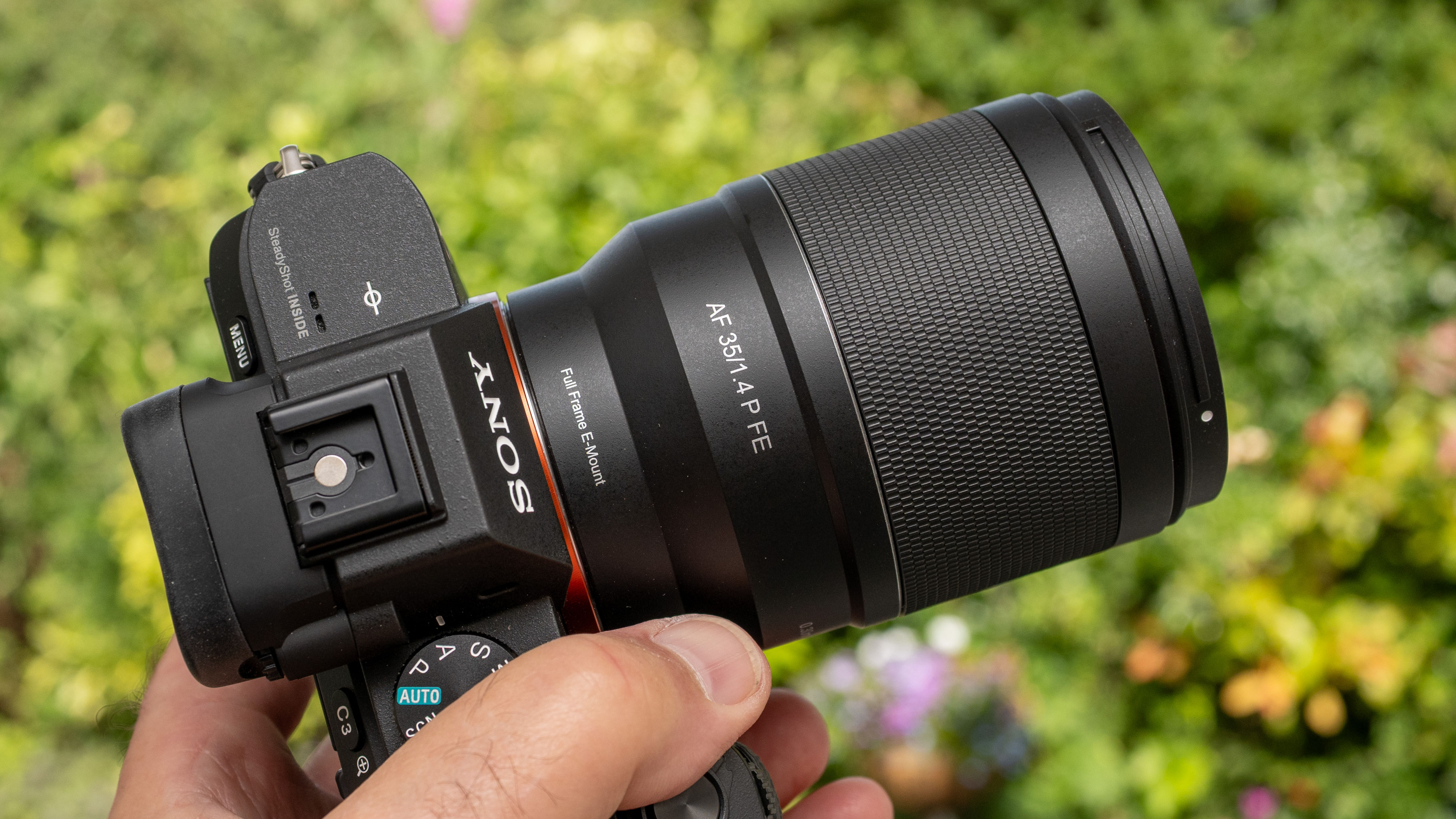 LK Samyang AF 35mm f/1.4 P FE product image held in hand