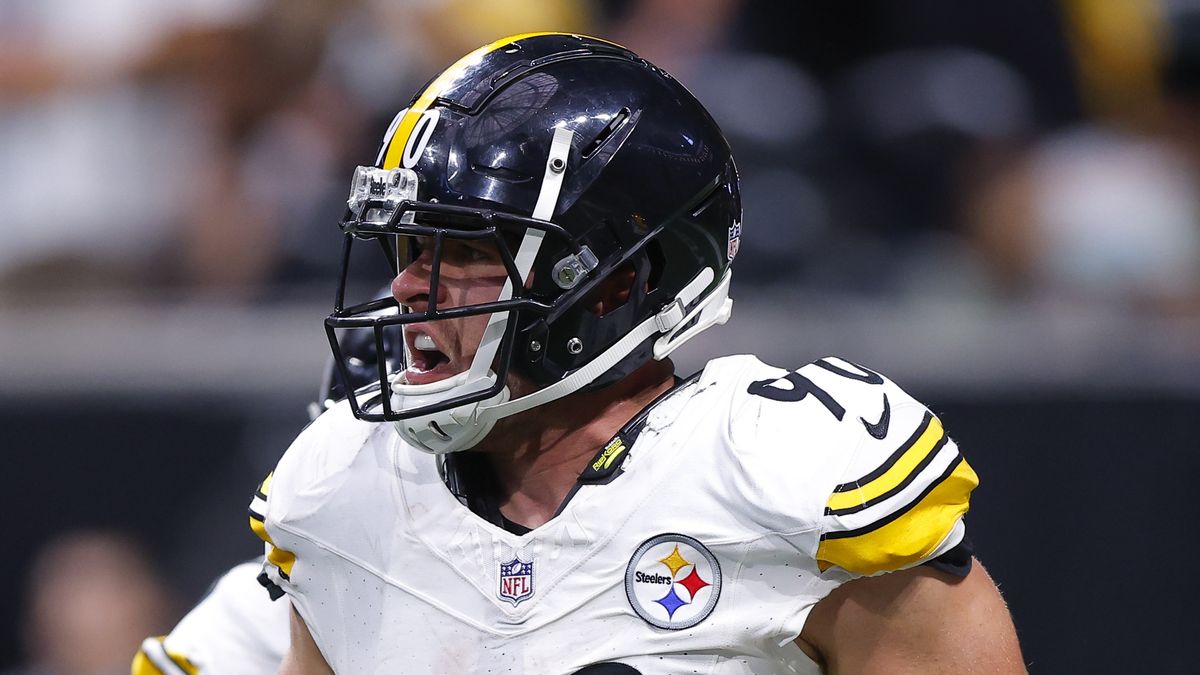 T.J. Watt #90 of the Pittsburgh Steelers reacts ahead of the