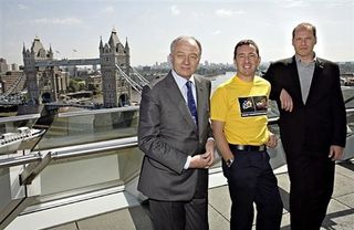 London Mayor Ken Livingstone (L), British cyclist Chris Boardman (C) and Christian Prudhomme