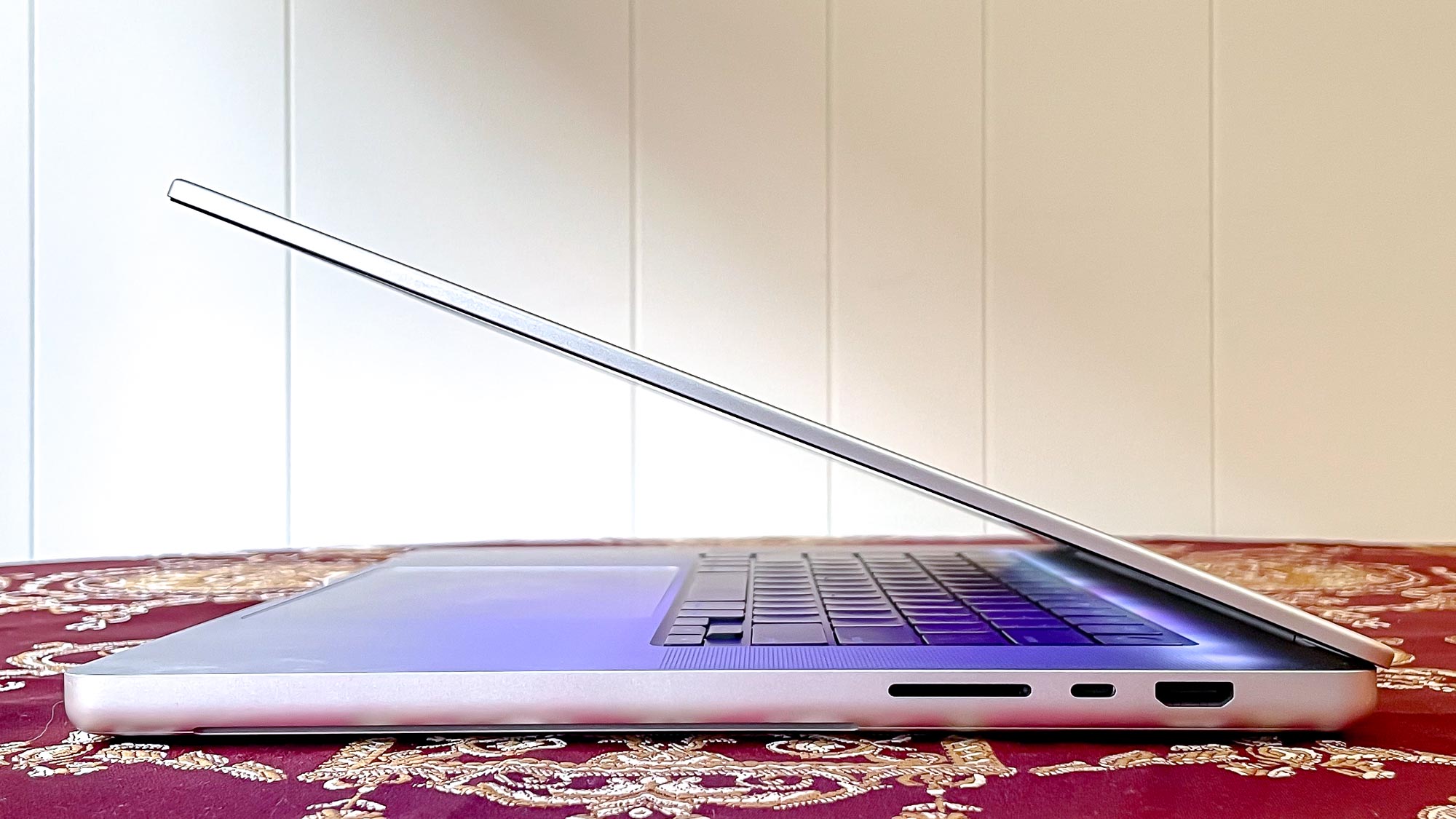 MacBook Pro 2021 (16 polegadas) em uma mesa, borda direita mostrando