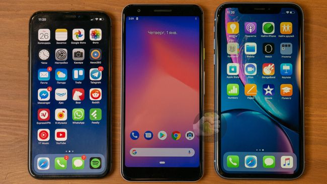 Kiri iPhone XS, tengah Google Pixel 3a, kanan iPhone XR.