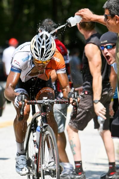 Frank Travieso (Realcyclist.com) gets some relief from the heat.