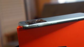 Das OnePlus 10 Pro auf einer Kiste