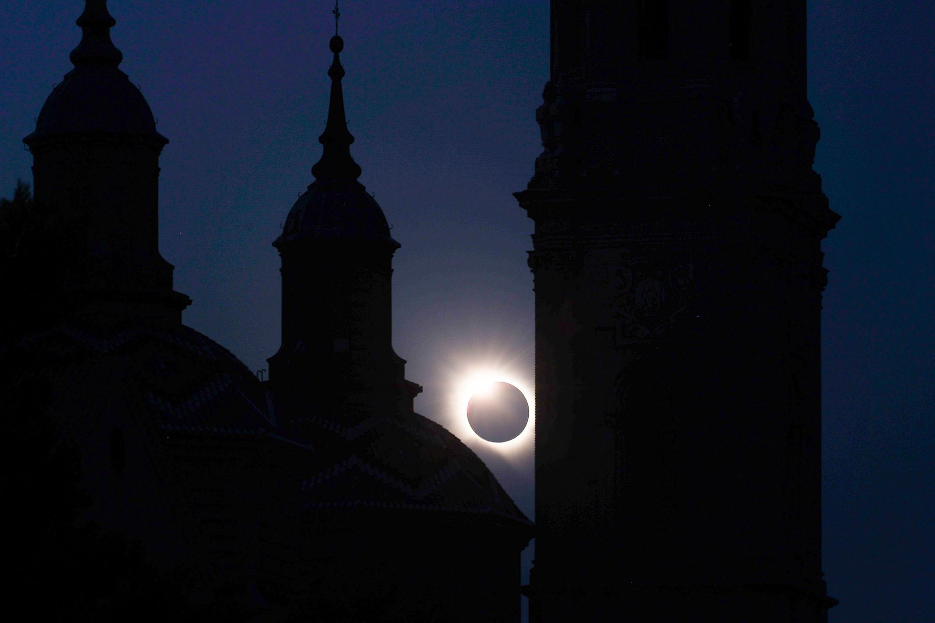 Una vista del Sol con la Catedral-Basílica de Nuestra Señora del Pilar durante el eclipse total en Zaragoza, España, 12 de agosto de 2026