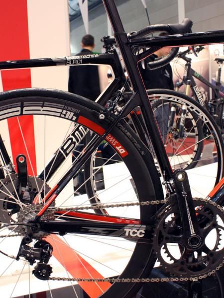 The compact rear triangle features especially slender seat stays.