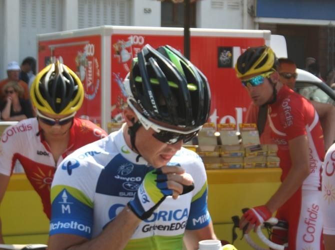 Simon Gerrans (Orica-GreenEdge) grabs a snack before the roll out