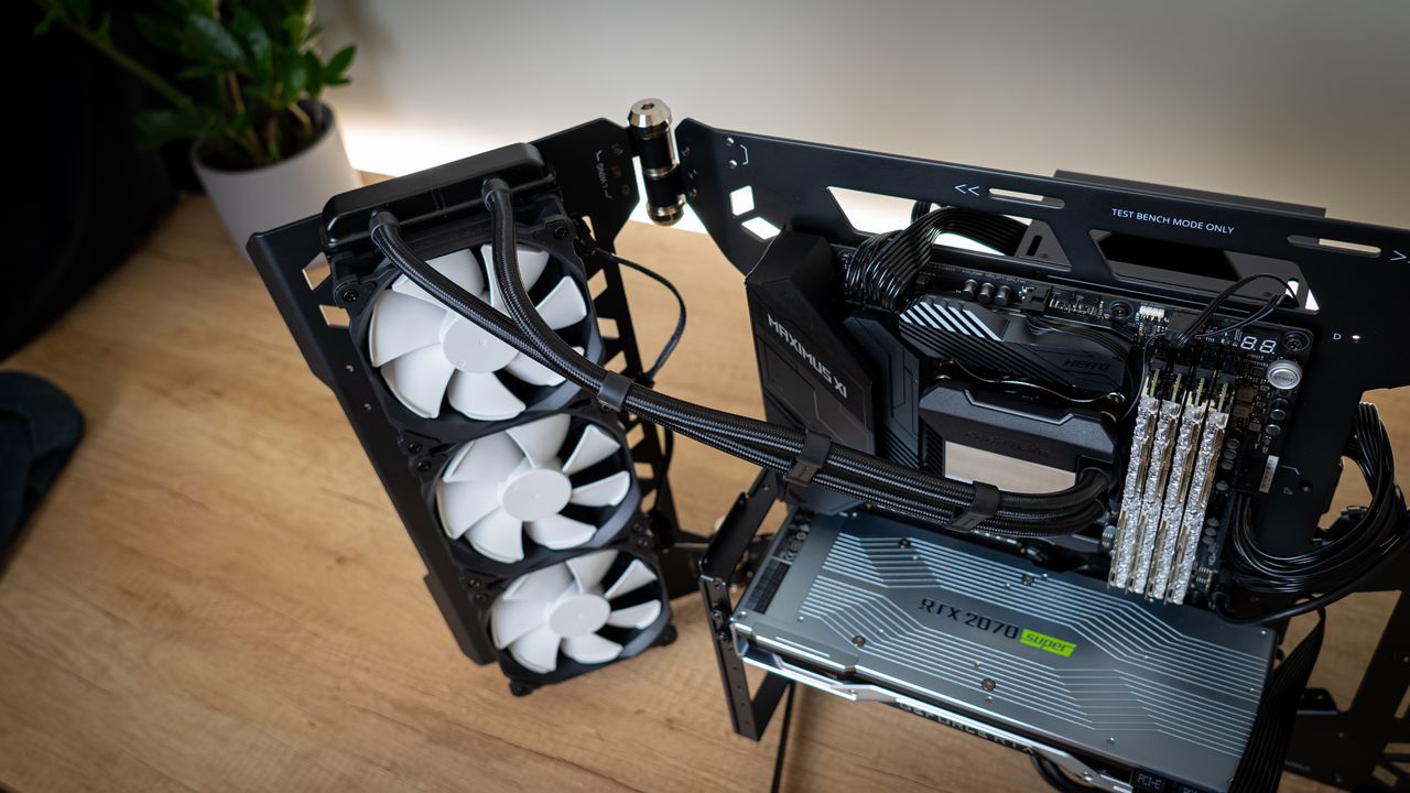 Cooler Master MasterFrame 700