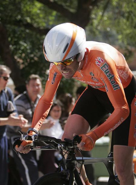 Samuel Sanchez get out of the saddle on the climb