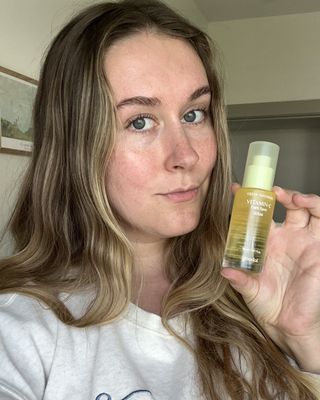 Beauty-Redakteurin Kaitlyn McLintock hält Goodal Green Tangerine Vitamin C Serum