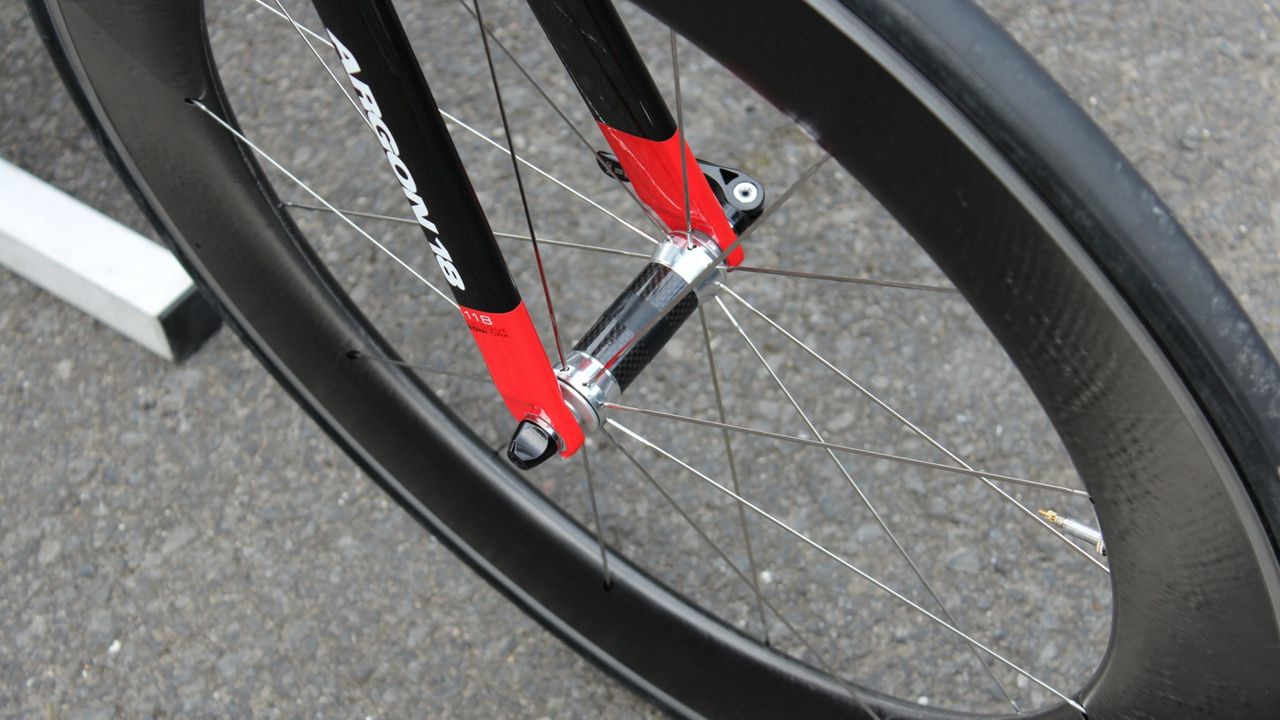 Andreas Schllinger uses camoflouged HED wheels.