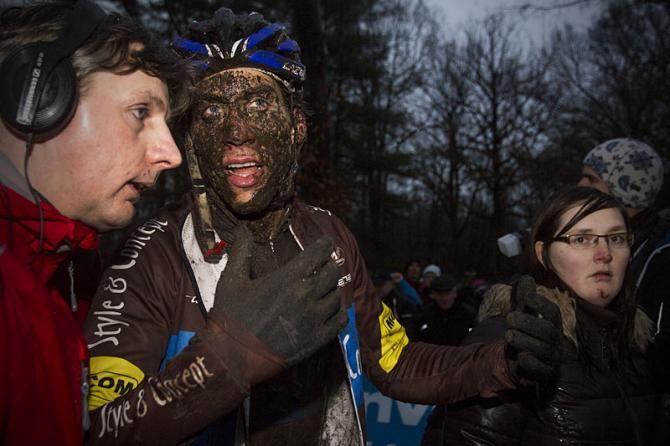 Jan Denuwelaere and his girlfriend Debby Vanneste after the finish