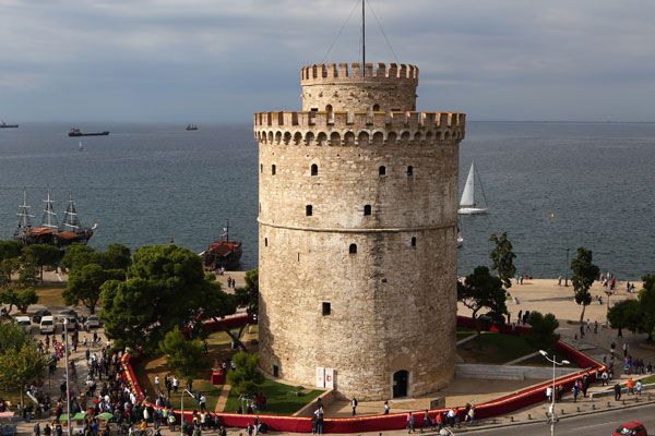 Hoping for a Guinness Record, intrepid Greek bakers build giant ring of bread around medieval White Tower