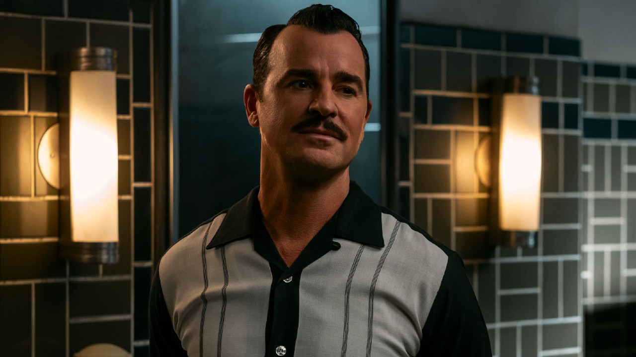 Mr. House (Justin Theoroux) smiles on Fallout.