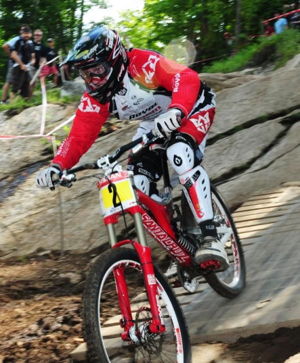 Steve Peat (Santa Cruz Syndicate) racing to seventh place.