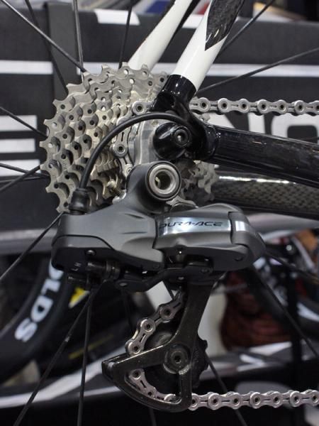 The Di2 version of the Kuota KOM features internal routing for a cleaner installation.