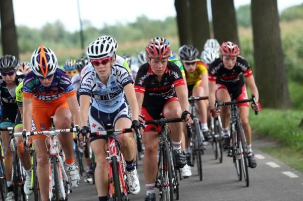 Sandra van Veghel (SRAM-WV Eemland) waits for her chance to escape