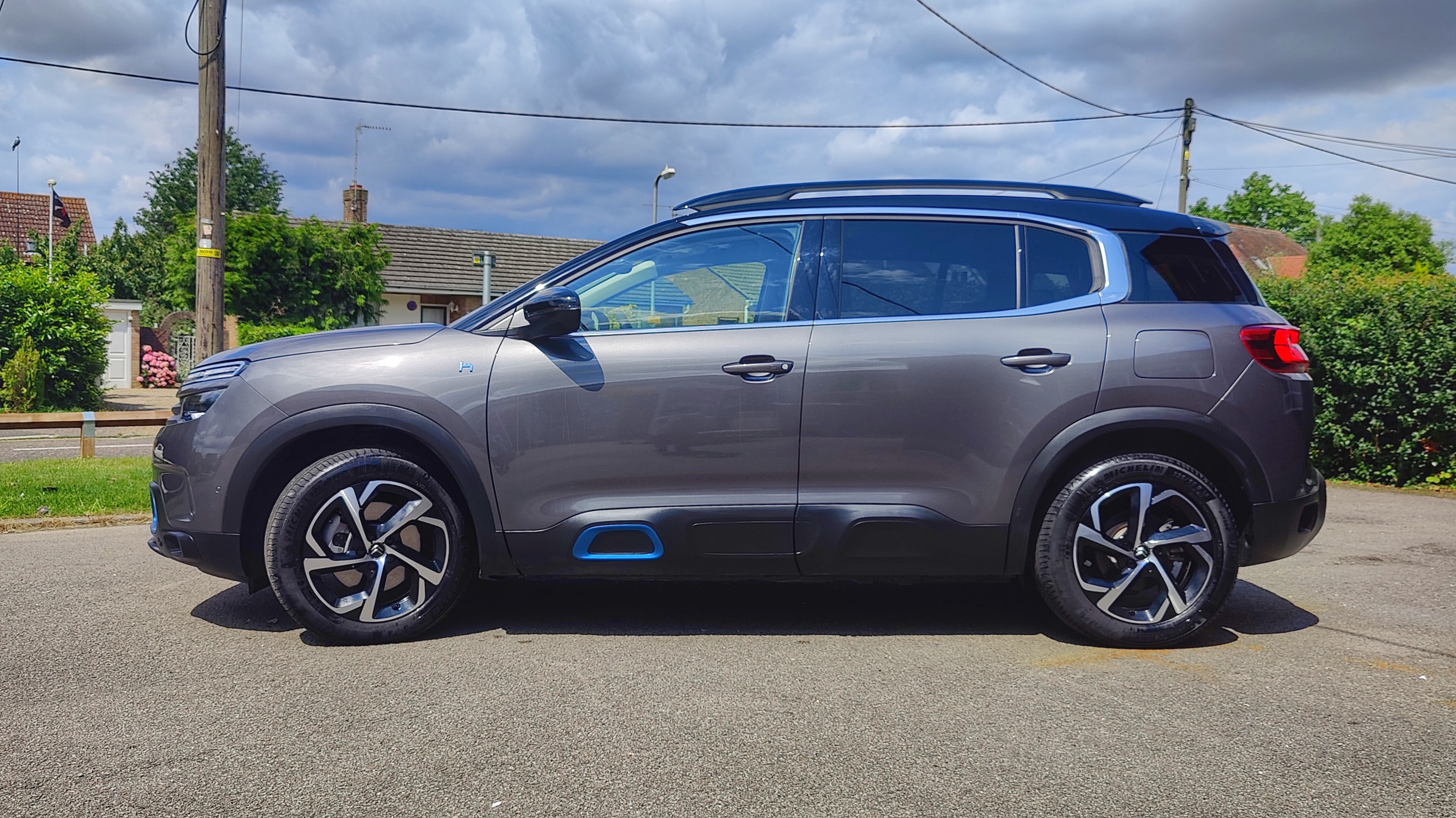 Side profile of Citroën C5 AirCross parked on drive