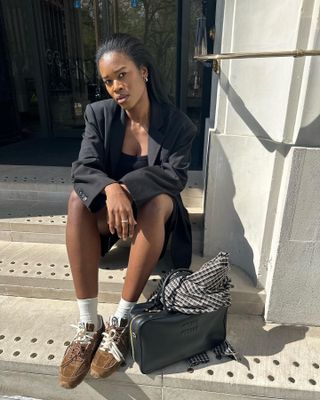 The influencer wore brown sneakers.