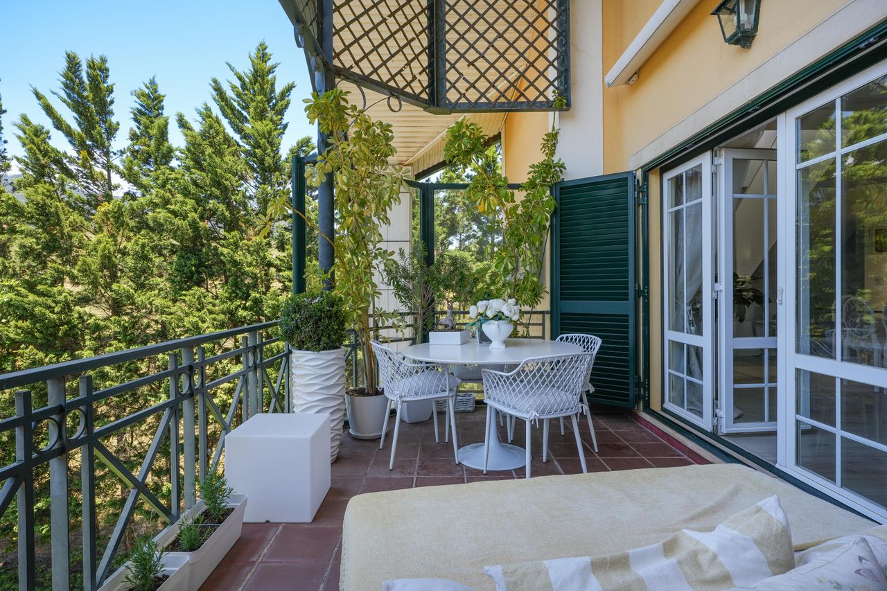 A real estate listing of a duplex in Sintra, Portugal.