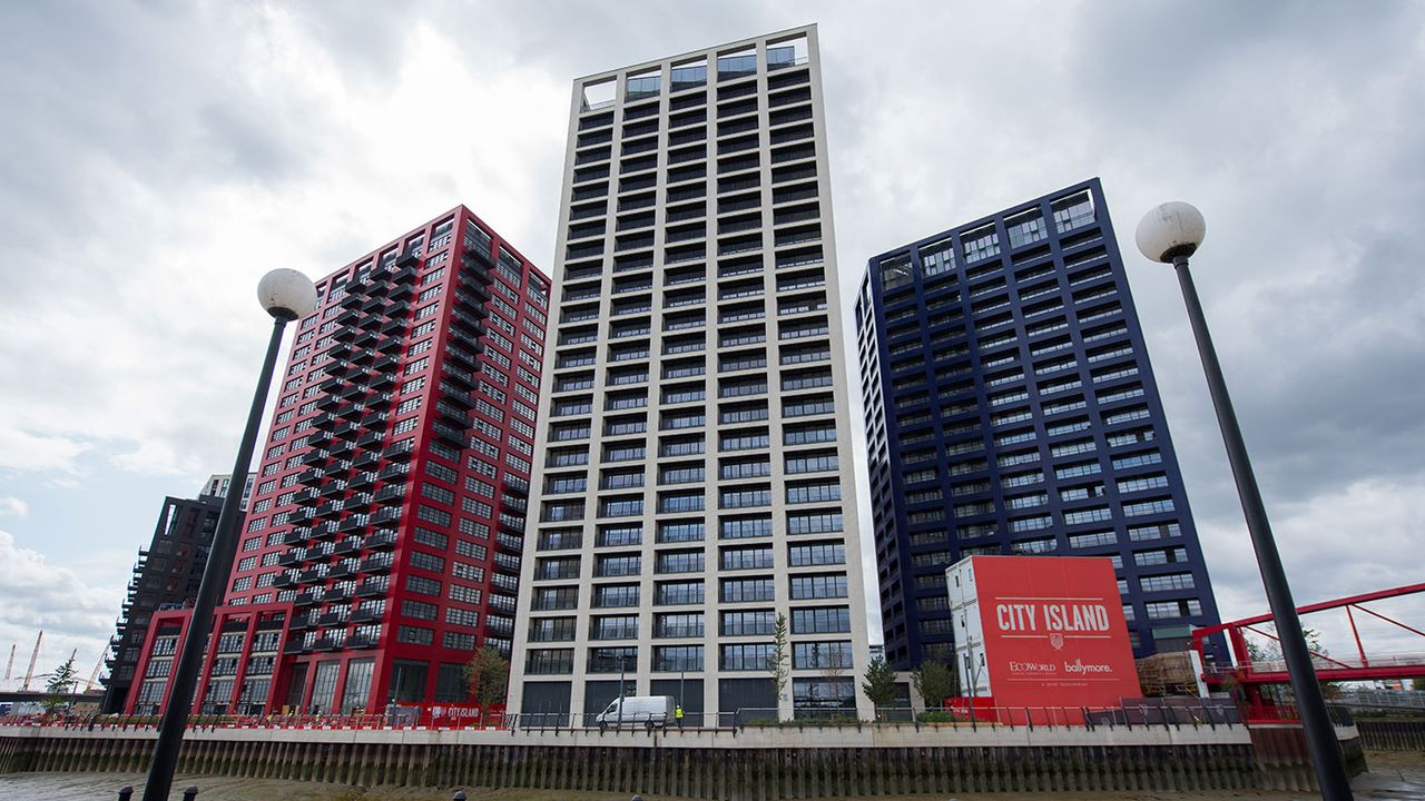 Flats in London&amp;#039;s City Island development