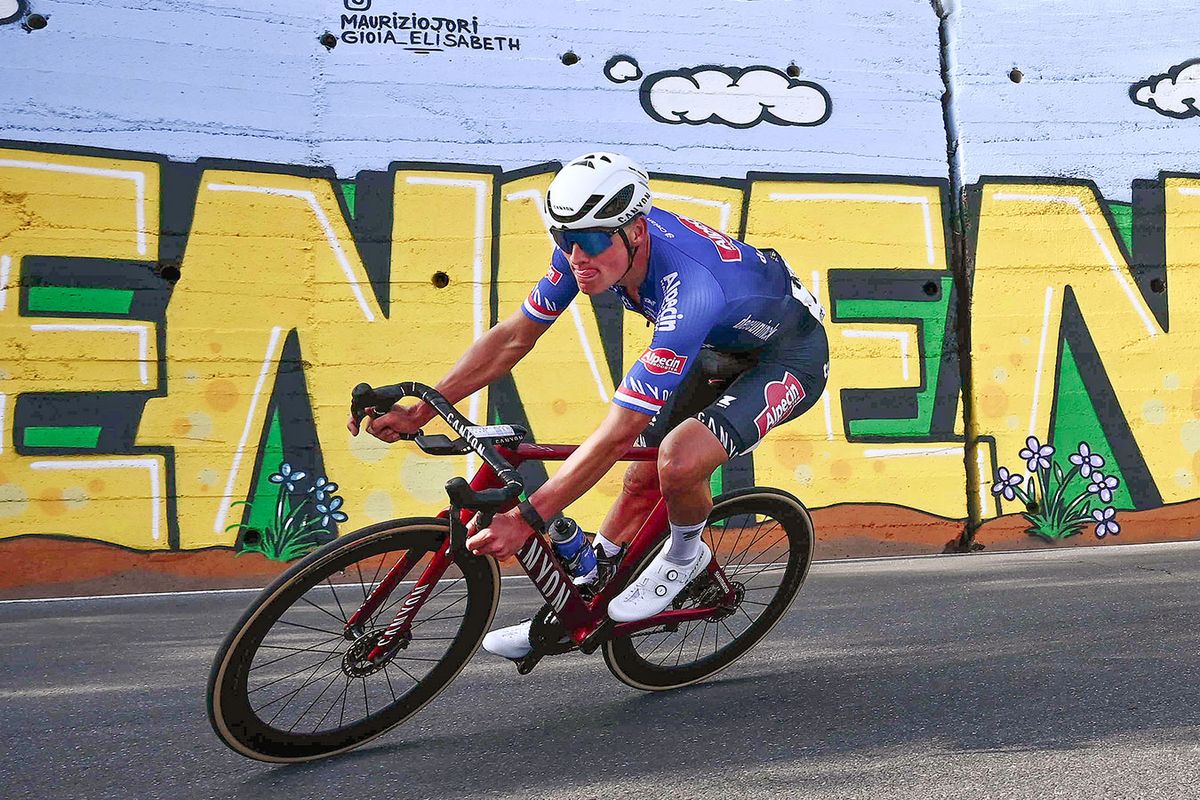 Mathieu van der Poel more likely to start 2024 street season with Milan-San Remo defence
