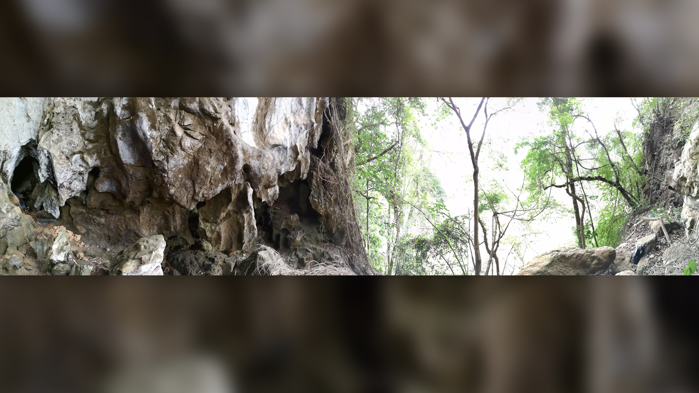 Dieses Panorama zeigt Ngu Hao 2 (Kobrahöhle) im Norden von Laos.  Der Eingang der Höhle befindet sich auf der linken Seite.
