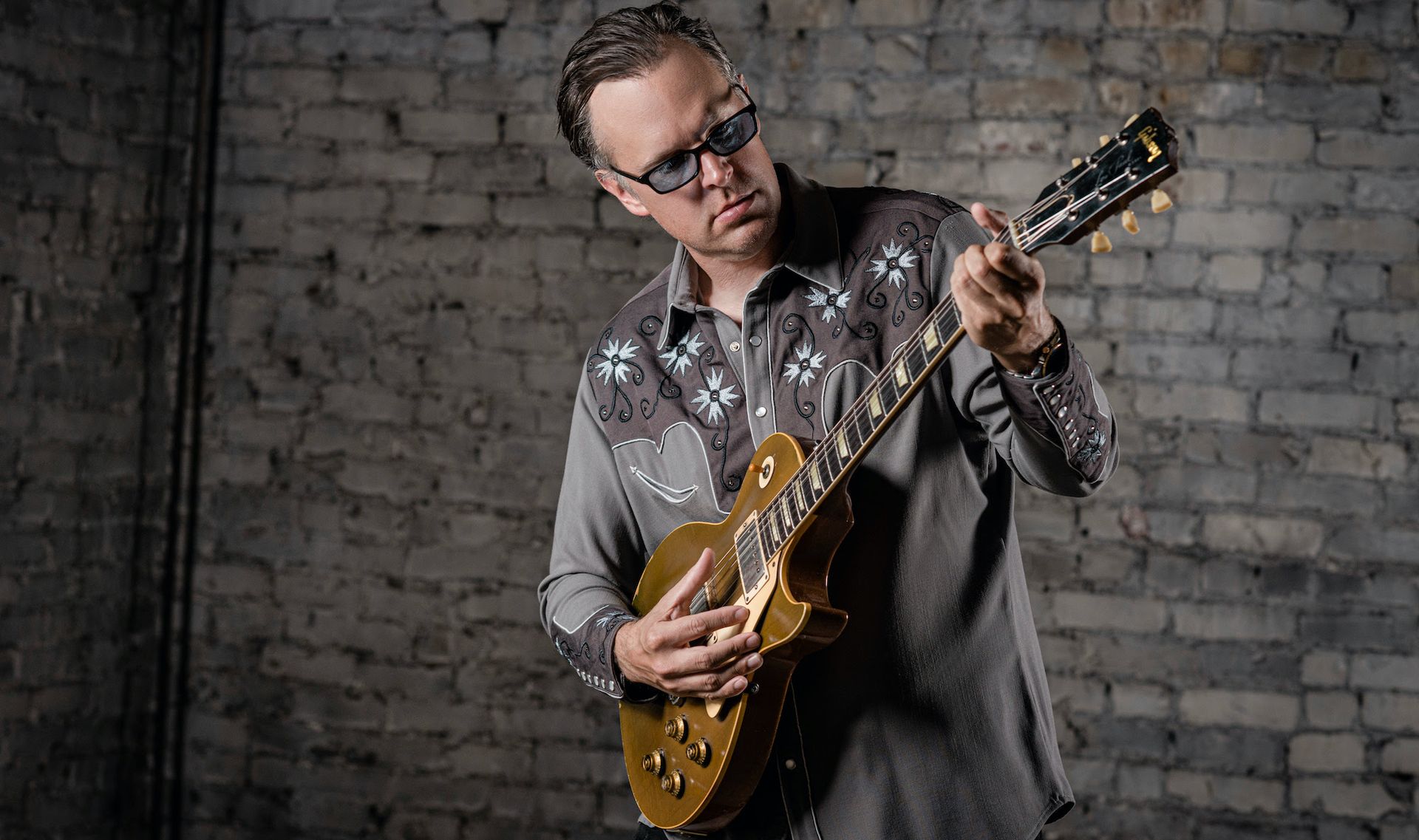 Joe Bonamassa shows you his tips and tricks for soloing over a minor blues.