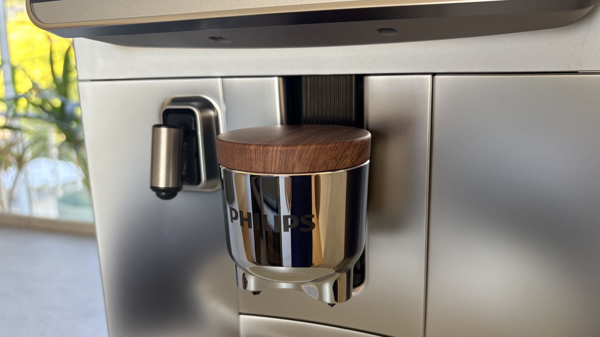 Testing the Philips Caf&amp;eacute; Aromis 8000 Series Bean to Cup Coffee Machine on the counter
