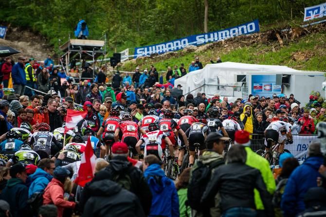 Lots of spectators watched the men's start