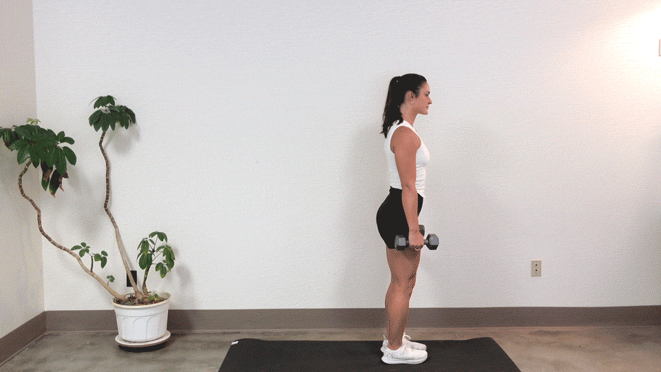 trainer Kirra Mitlo doing a dumbbell reverse lunge