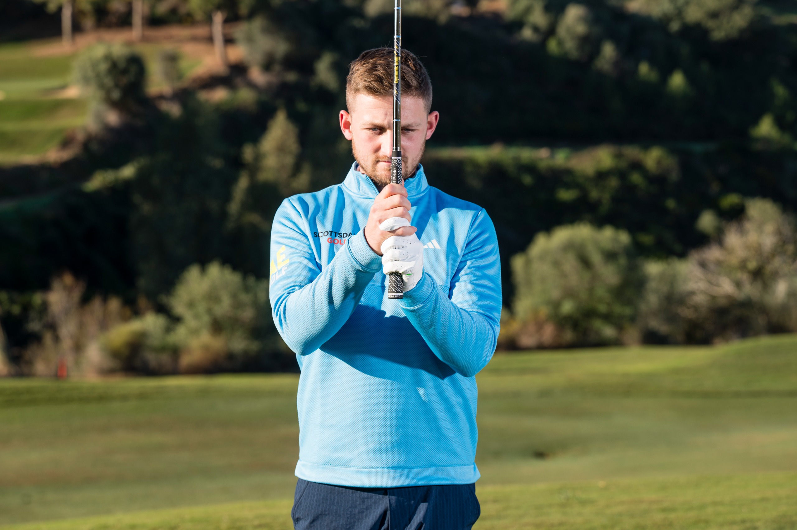 Alex Elliott demonstrating an interlocking golf grip