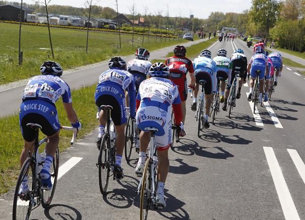 The peloton split into pieces on stage 3.