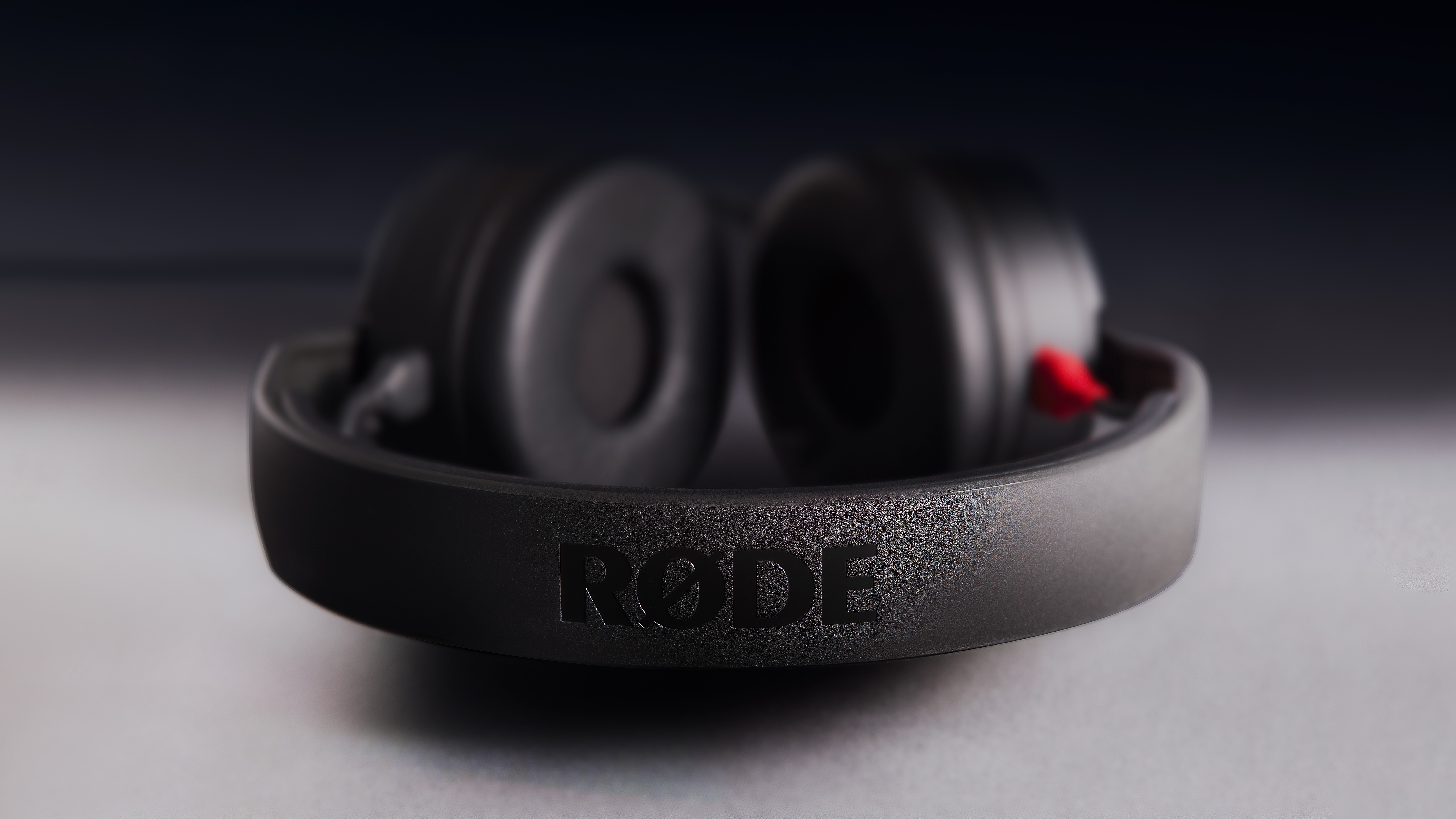 Røde NTH-50 in black headband shot